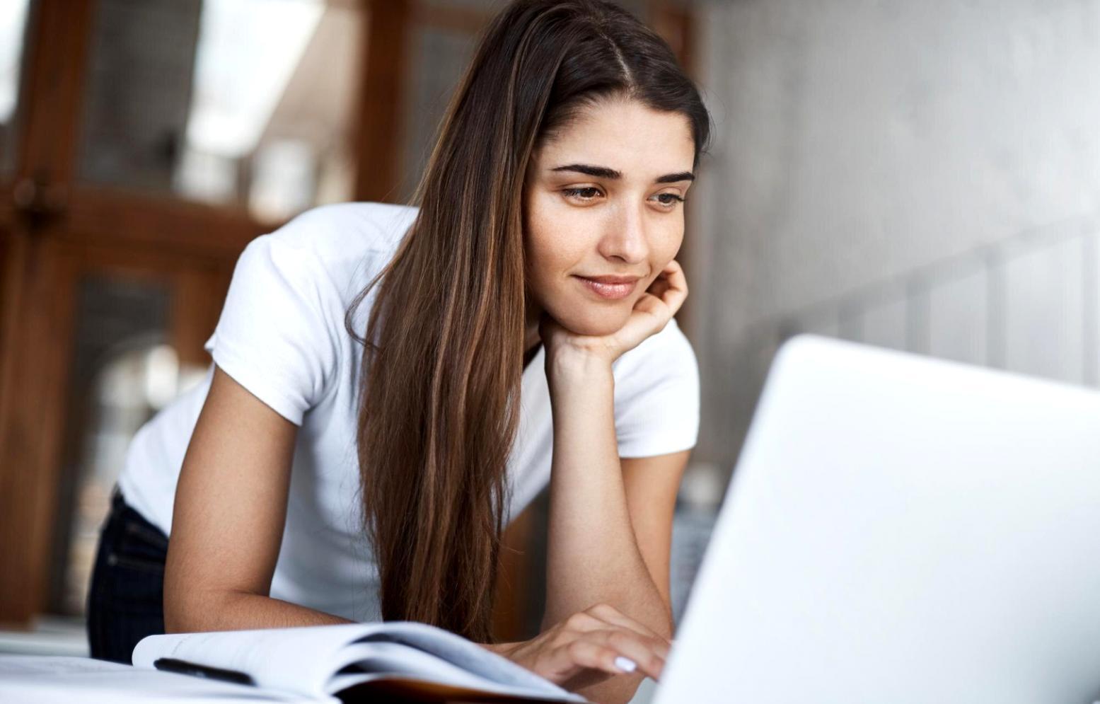 Espacio de trabajo de nephyrosen con documentos de análisis financiero sobre la mesa