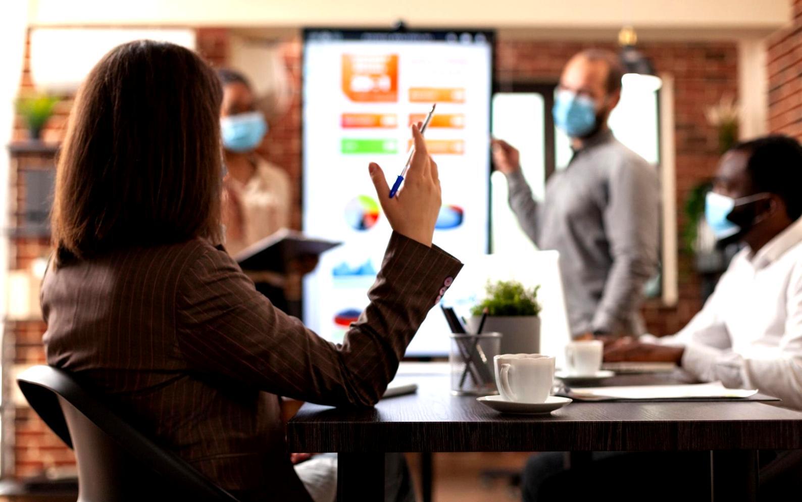 Oficina moderna de análisis financiero con herramientas de inversión