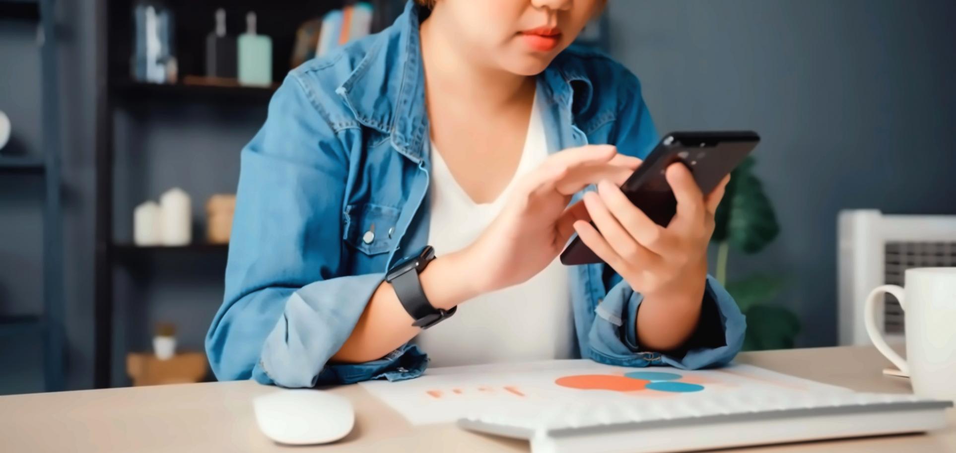 Análisis financiero con gráficos y documentación en mesa de trabajo