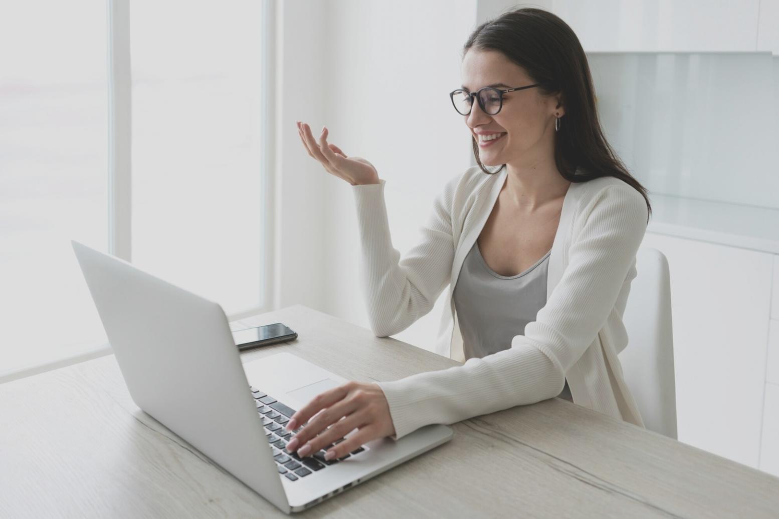 Equipo de nephyrosen trabajando en análisis de mercado financiero