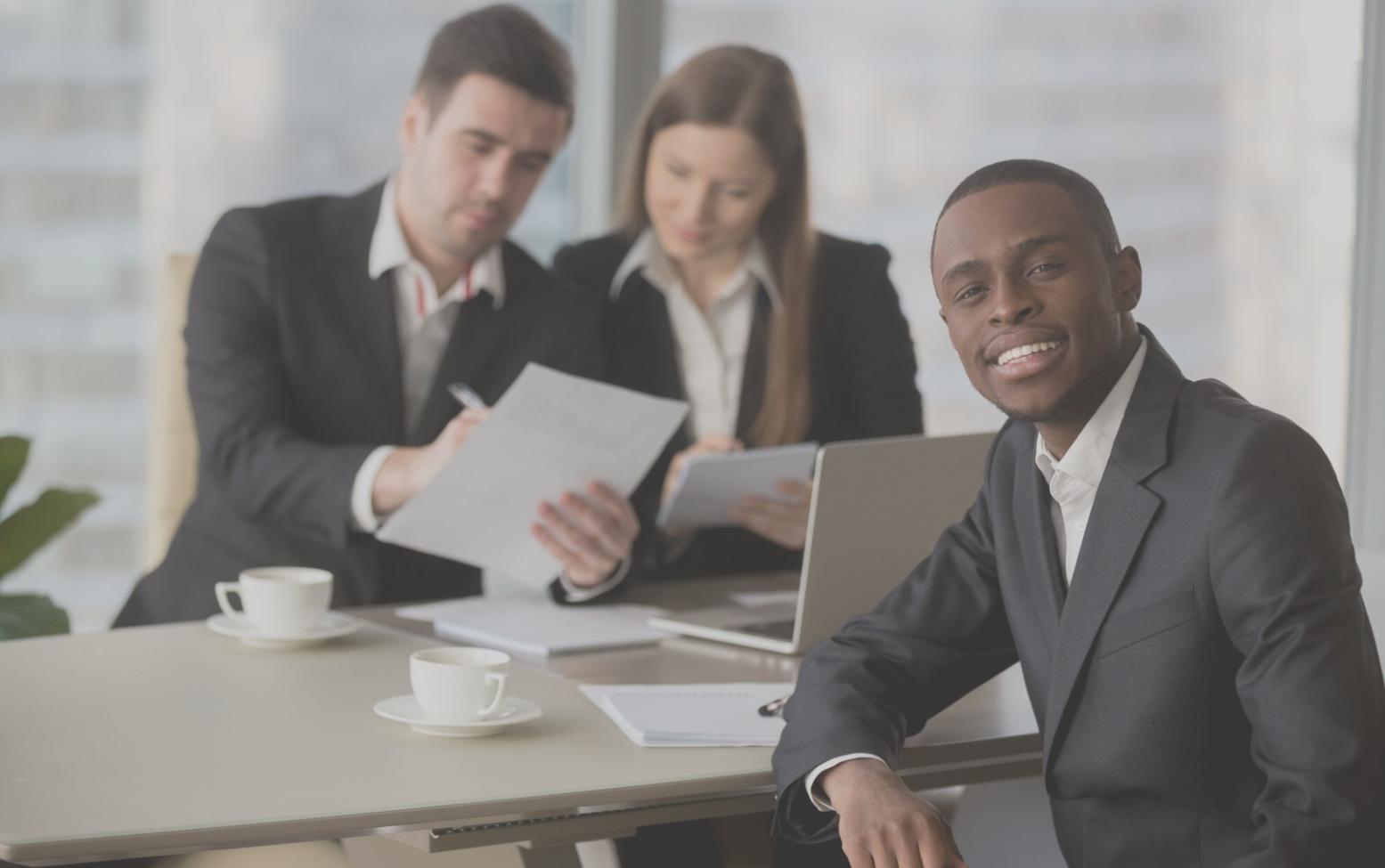 Estudiantes de nephyrosen participando en sesión práctica de análisis de inversiones